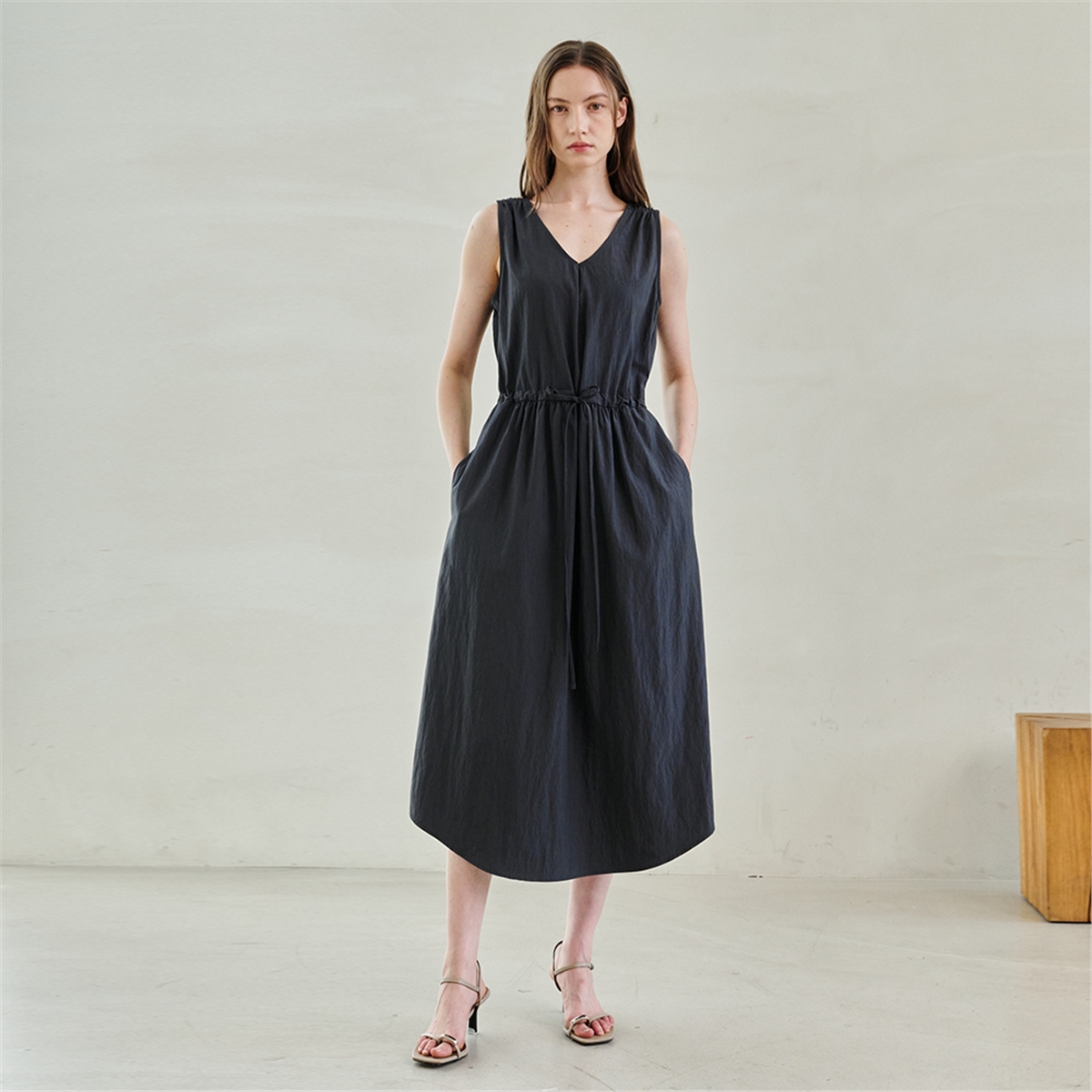 [누브] V Neck Waist String Dress - Dark Gray