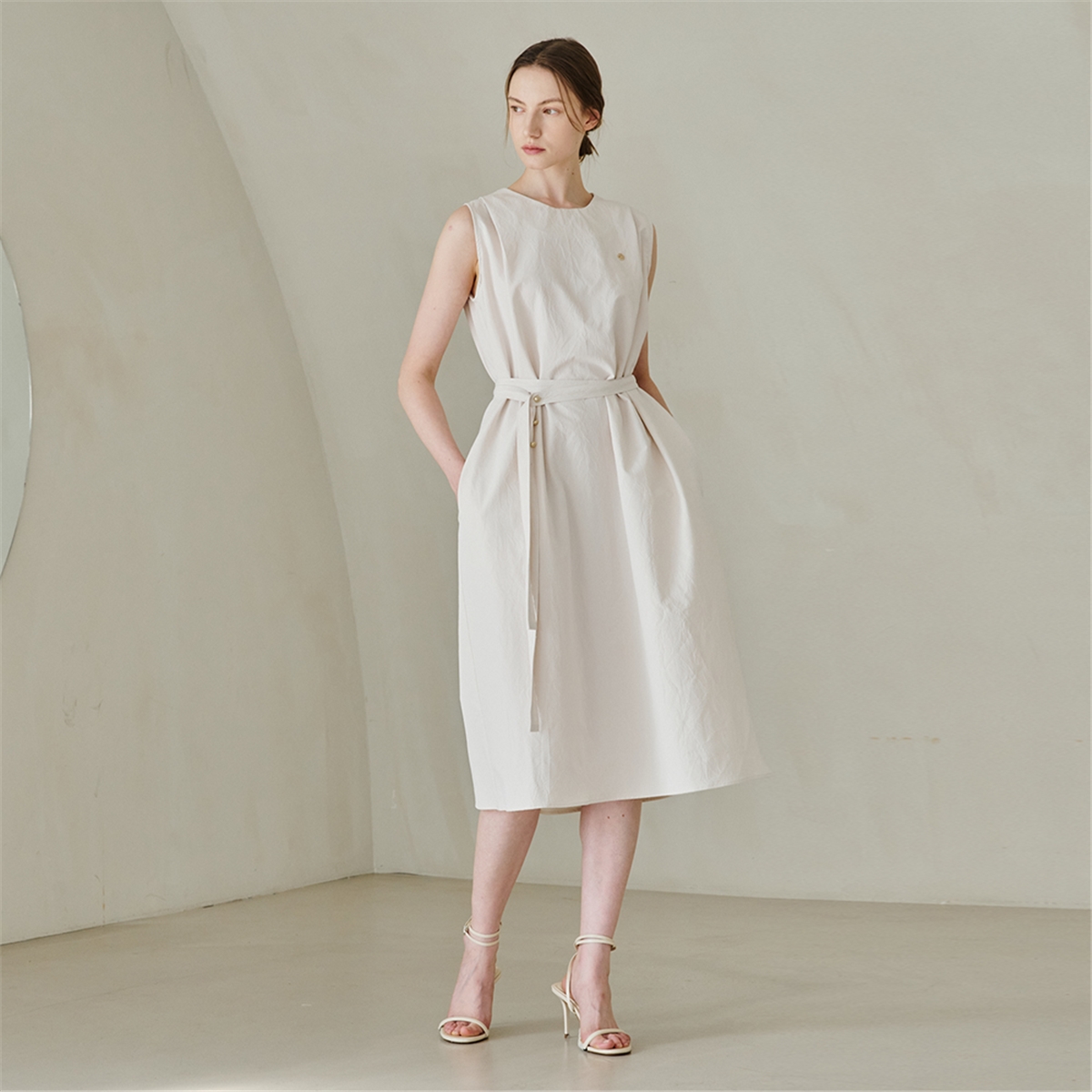 [누브] Round Neck Shirring Point Dress - White